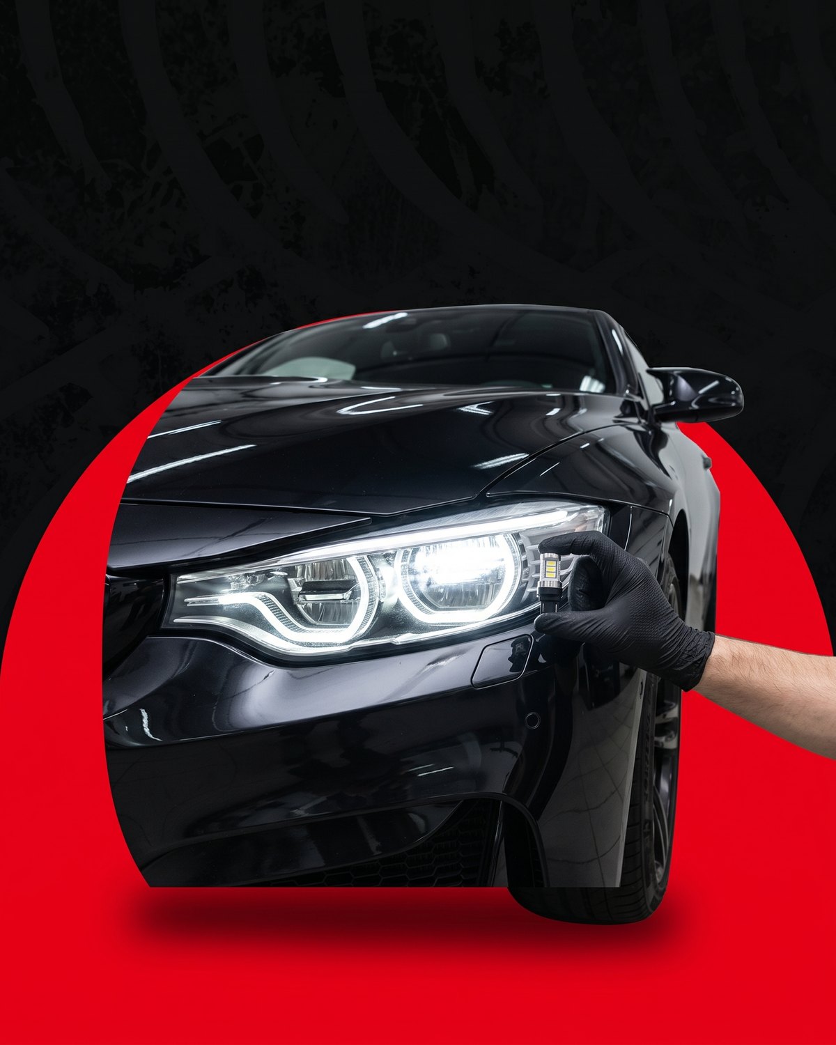 Faro LED encendido de un auto negro y mano con guante sosteniendo una lámpara LED