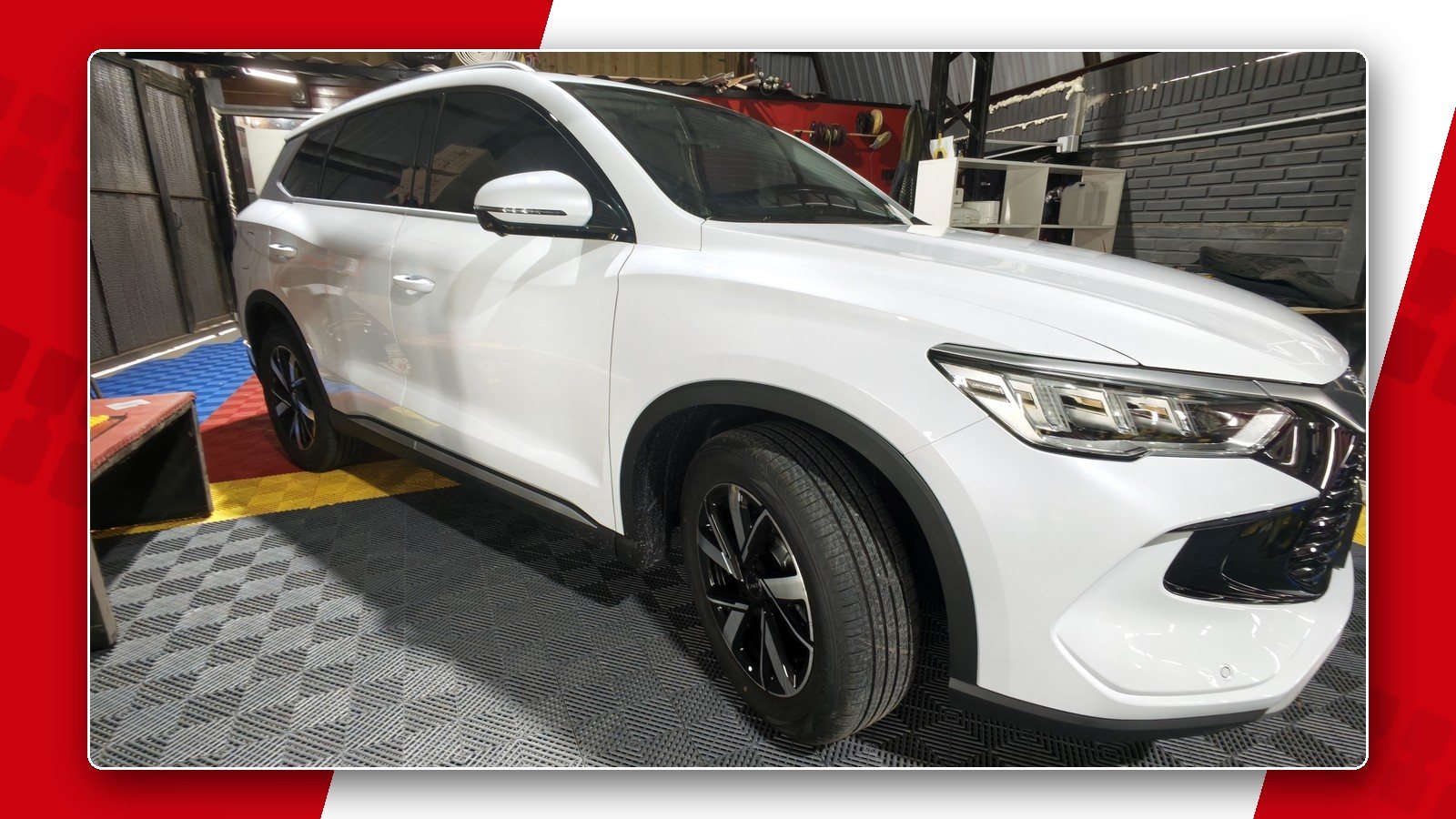 BYD Song Plus blanca de perfil dentro del taller, después del detailing