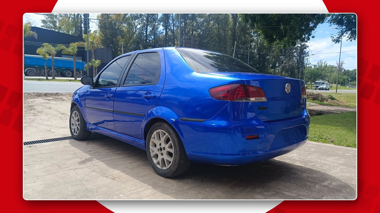 Fiat Siena ploteado en azul brillante, vista trasera