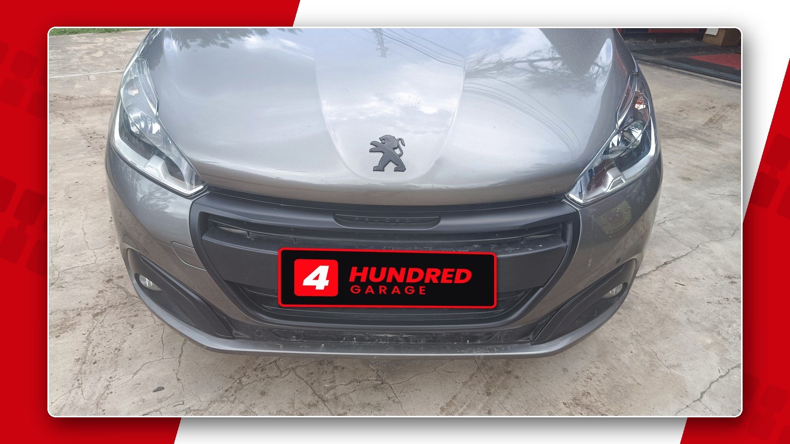Peugeot 208 ploteado en gris, vista frontal