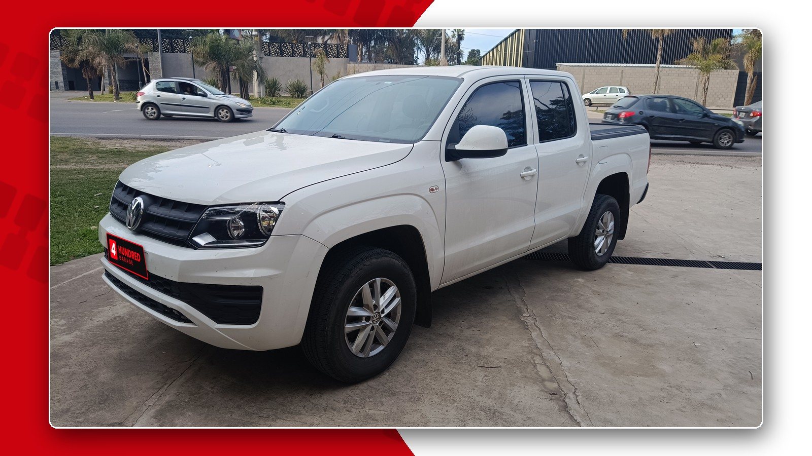 Volkswagen Amarok blanca ploteada, vista tres cuartos frontal