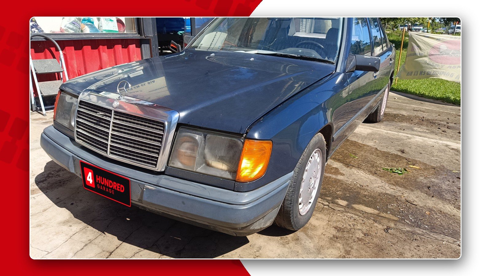 Mercedes-Benz W124 azul clásico de frente, en restauración