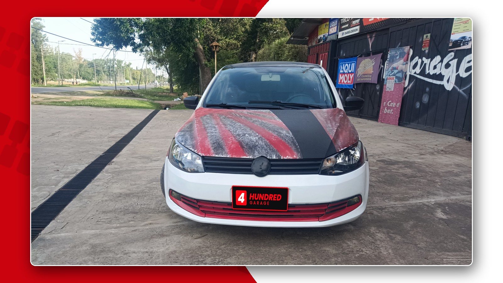 Volkswagen Gol blanco con capot ploteado en rojo y negro, vista frontal