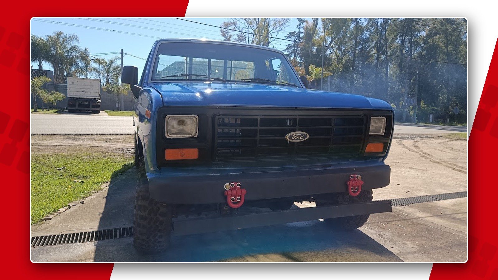 Ford F-250 azul restaurada, vista frontal
