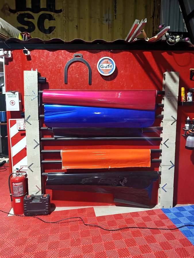 Rollos de vinilo de colores para ploteo en el taller