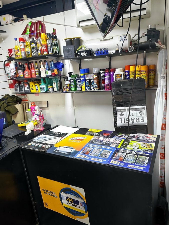 Mostrador del local con productos de limpieza y cuidado del auto