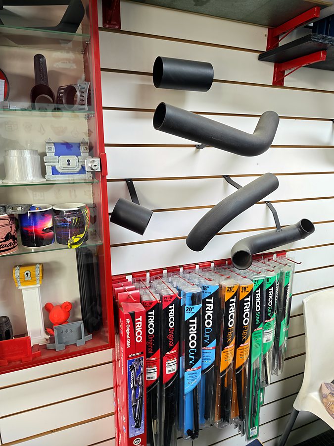 Escobillas y caños de admisión exhibidos en el local