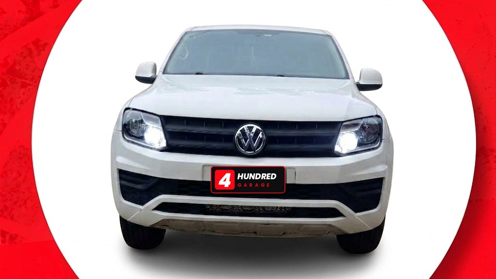 Volkswagen Amarok blanca, vista de frente