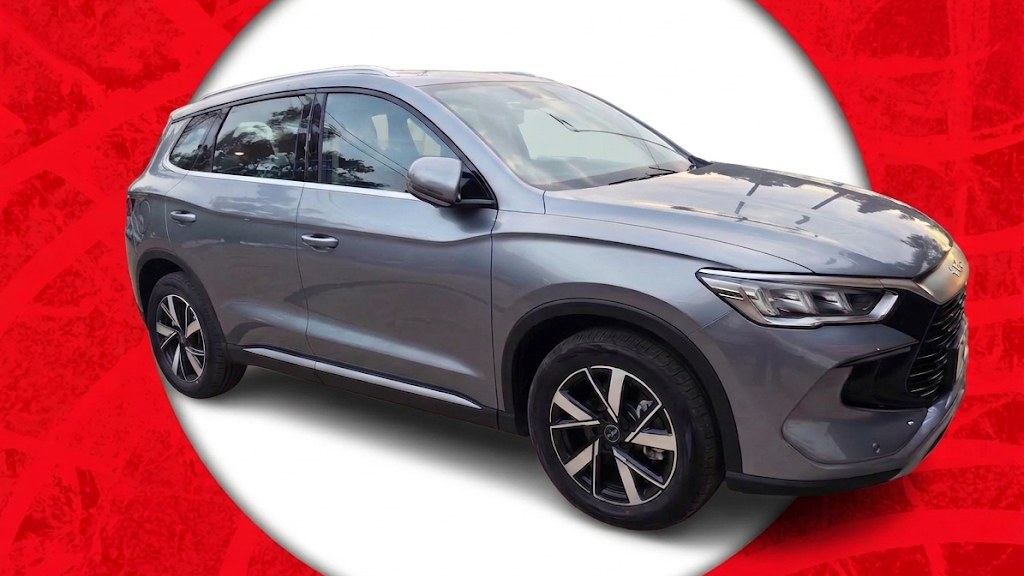 BYD Song Plus gris, vista tres cuartos frontal