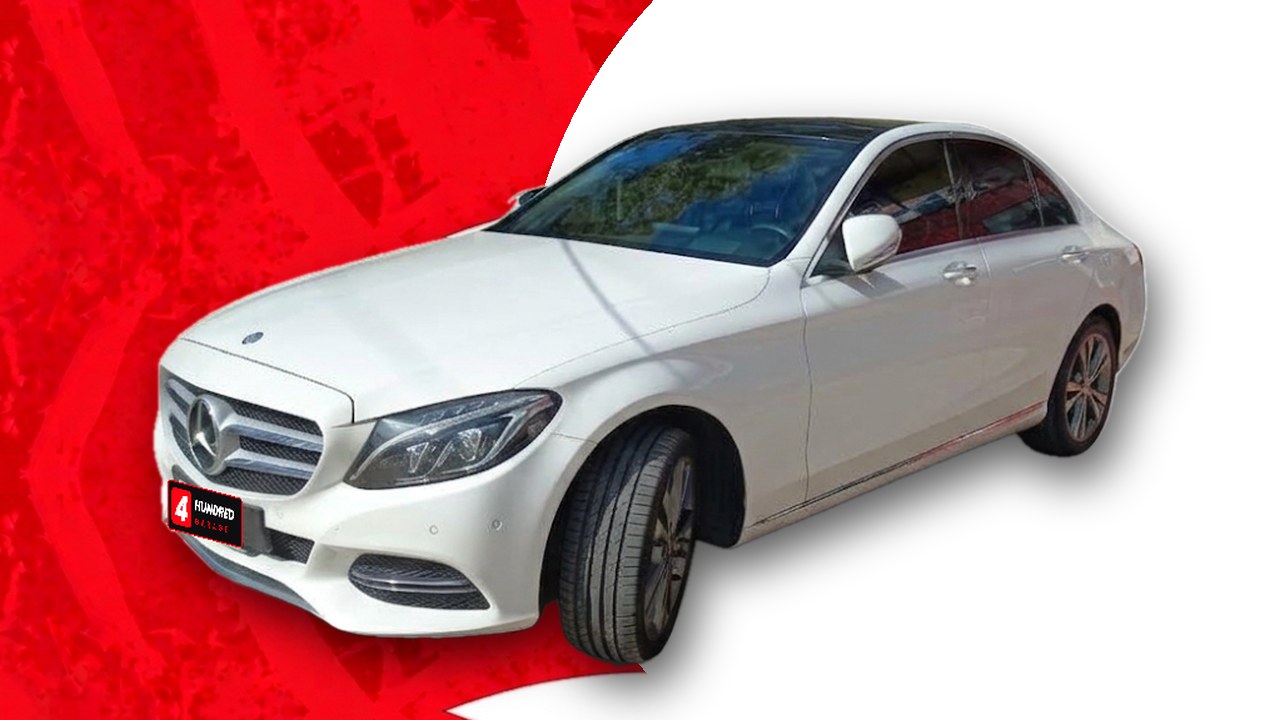 Mercedes-Benz Clase C blanco, vista tres cuartos frontal